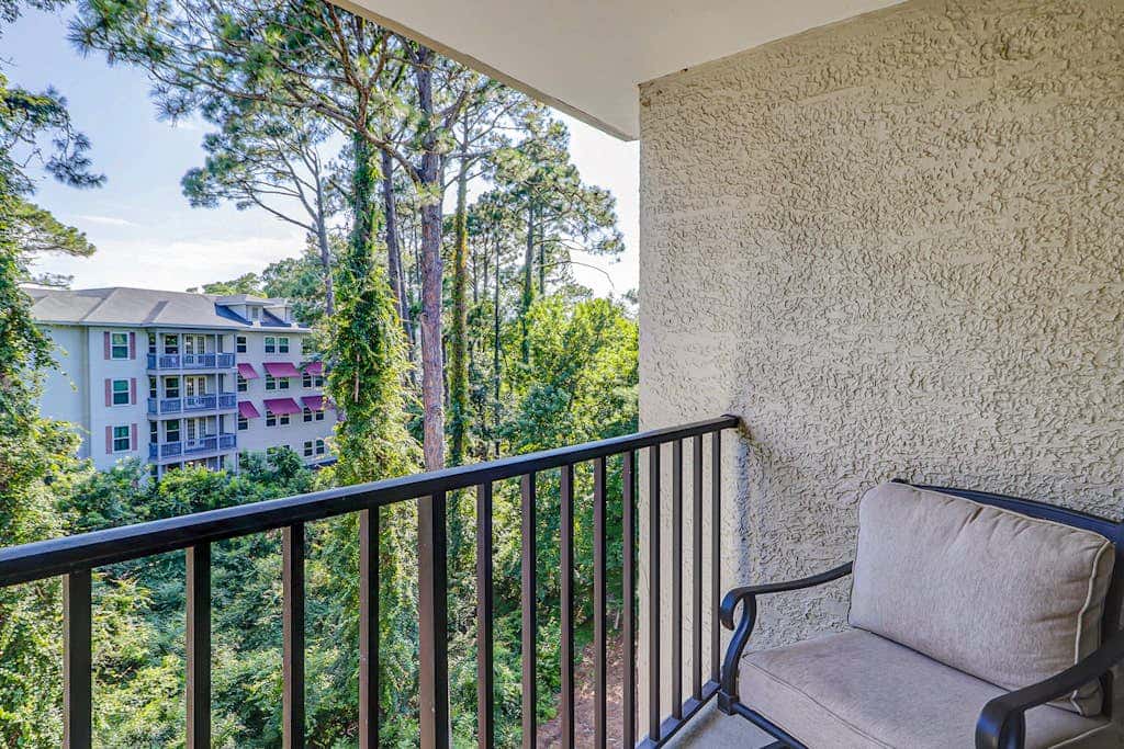 Walk to the beach Top-floor penthouse with 4 balconies & pool