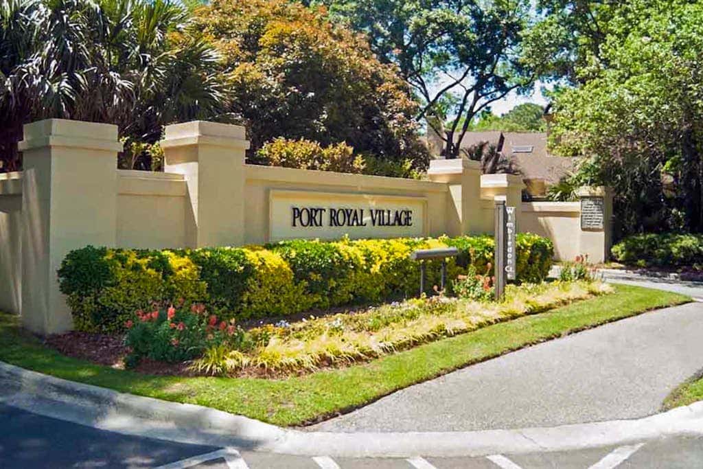 Walk to the beach Top-floor penthouse with 4 balconies & pool