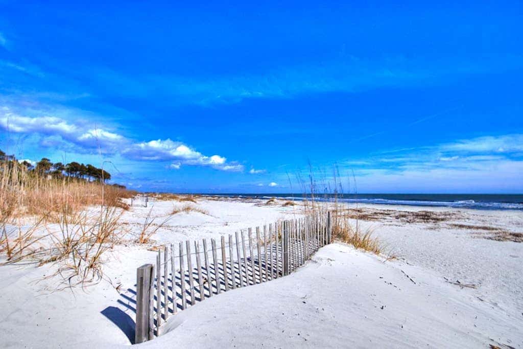 Walk to the beach Top-floor penthouse with 4 balconies & pool