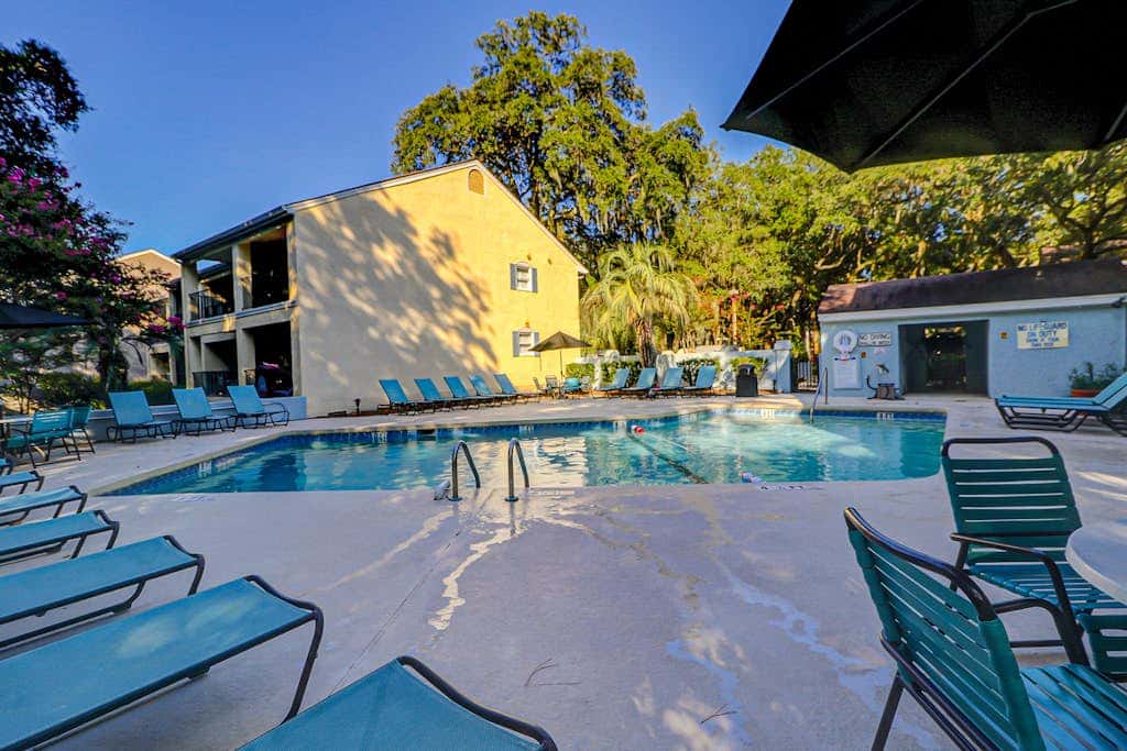 Walk to the beach Top-floor penthouse with 4 balconies & pool