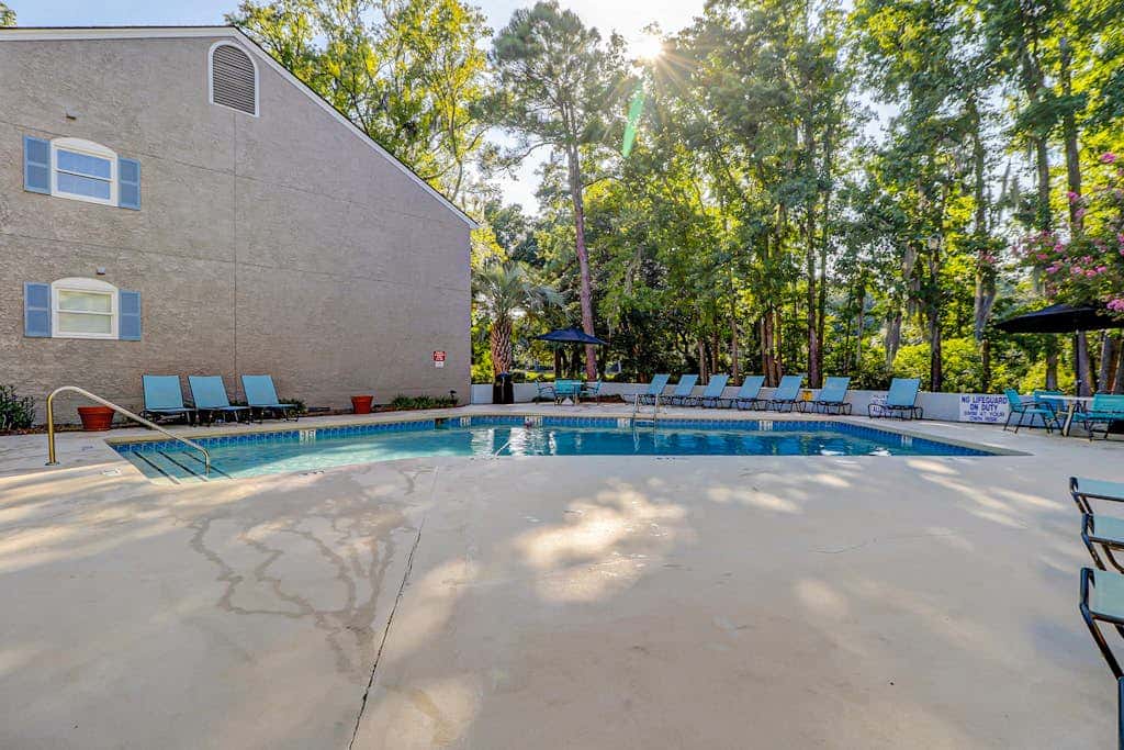 Walk to the beach Top-floor penthouse with 4 balconies & pool