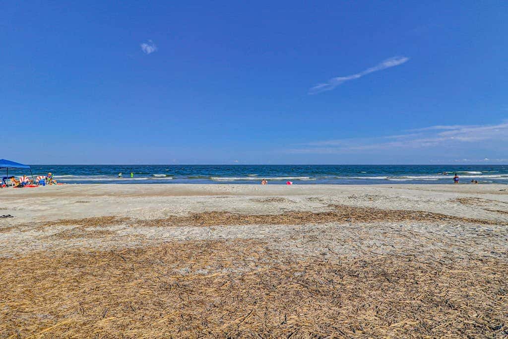 Walk to the beach Top-floor penthouse with 4 balconies & pool