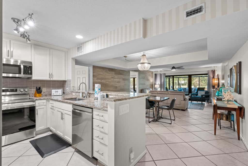 Lovely condo close to beach  pool access, elegant screened patio & washer dryer