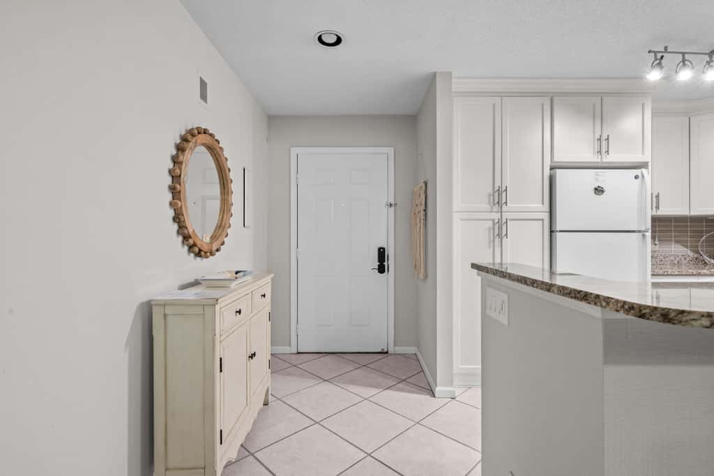 Lovely condo close to beach  pool access, elegant screened patio & washer dryer