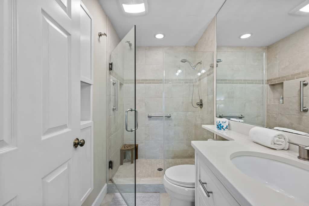 Lovely condo close to beach  pool access, elegant screened patio & washer dryer