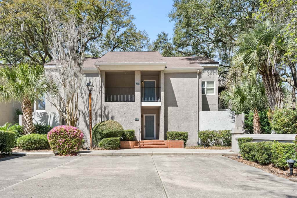 Lovely condo close to beach  pool access, elegant screened patio & washer dryer