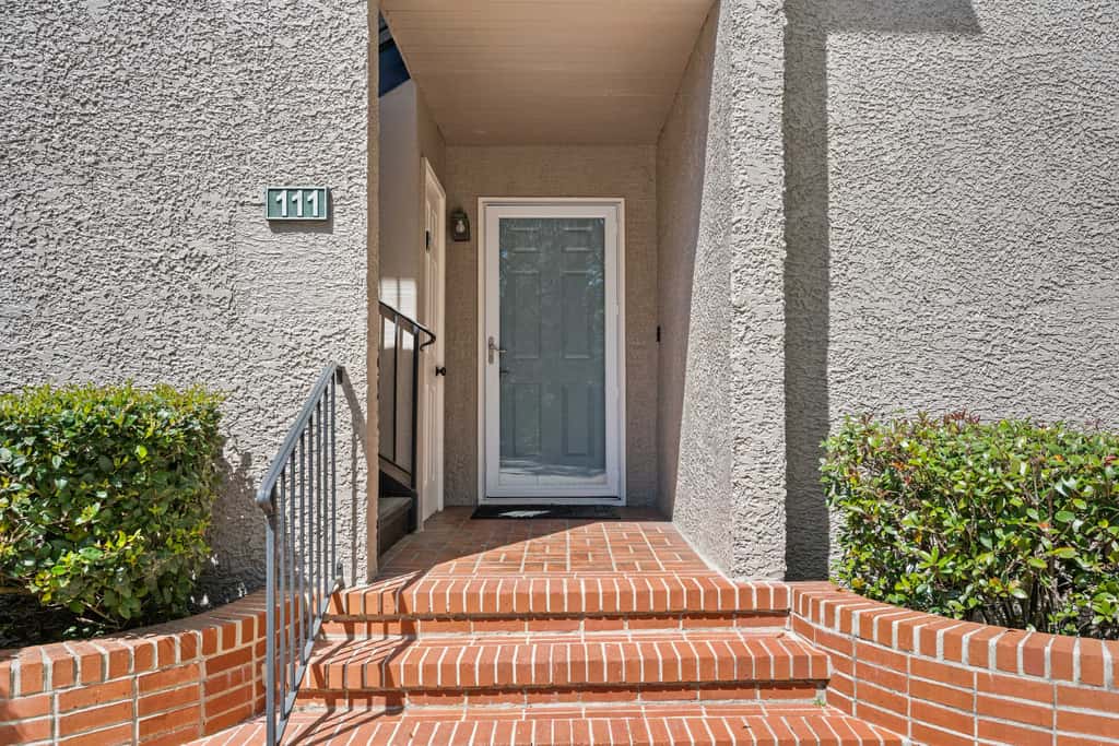 Lovely condo close to beach  pool access, elegant screened patio & washer dryer