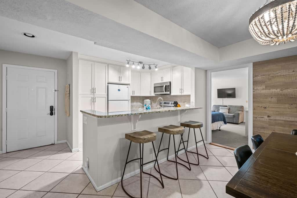 Lovely condo close to beach  pool access, elegant screened patio & washer dryer