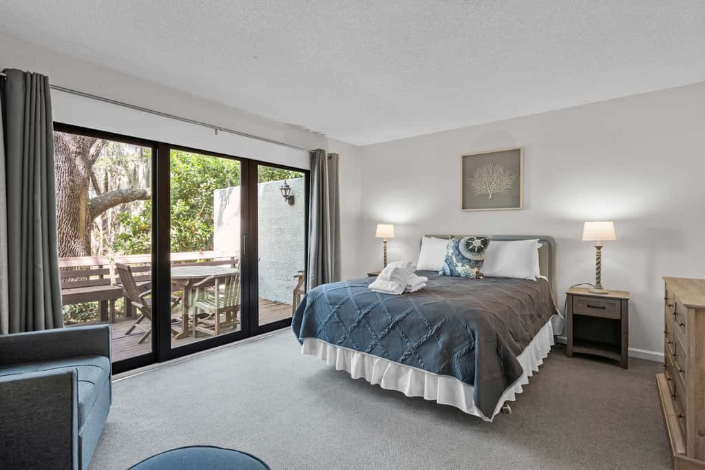 Lovely condo close to beach  pool access, elegant screened patio & washer dryer