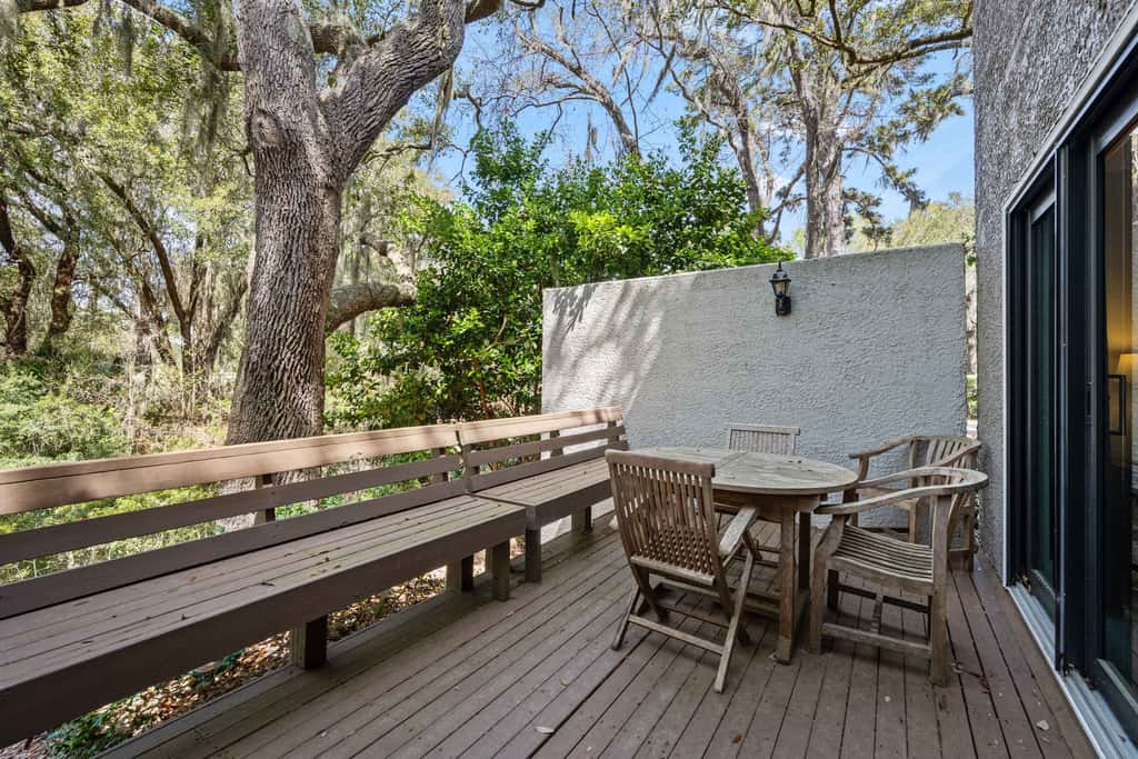 Lovely condo close to beach  pool access, elegant screened patio & washer dryer
