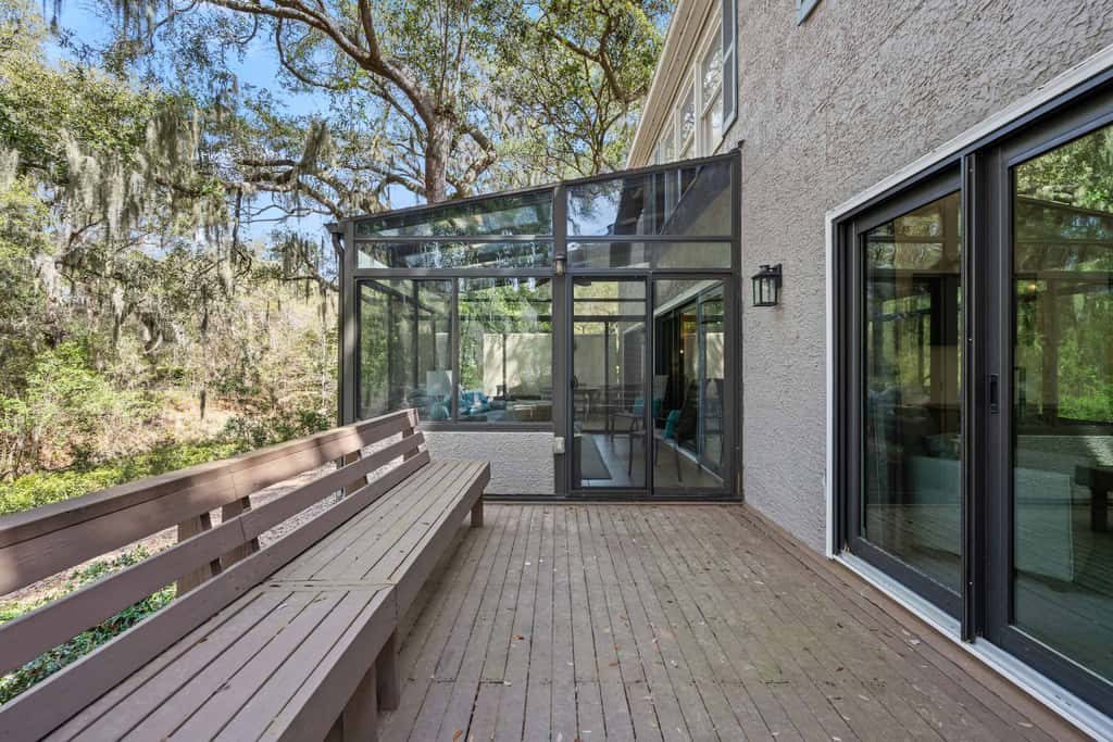 Lovely condo close to beach  pool access, elegant screened patio & washer dryer