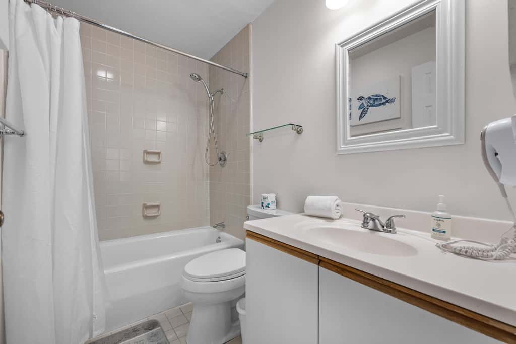 Lovely condo close to beach  pool access, elegant screened patio & washer dryer