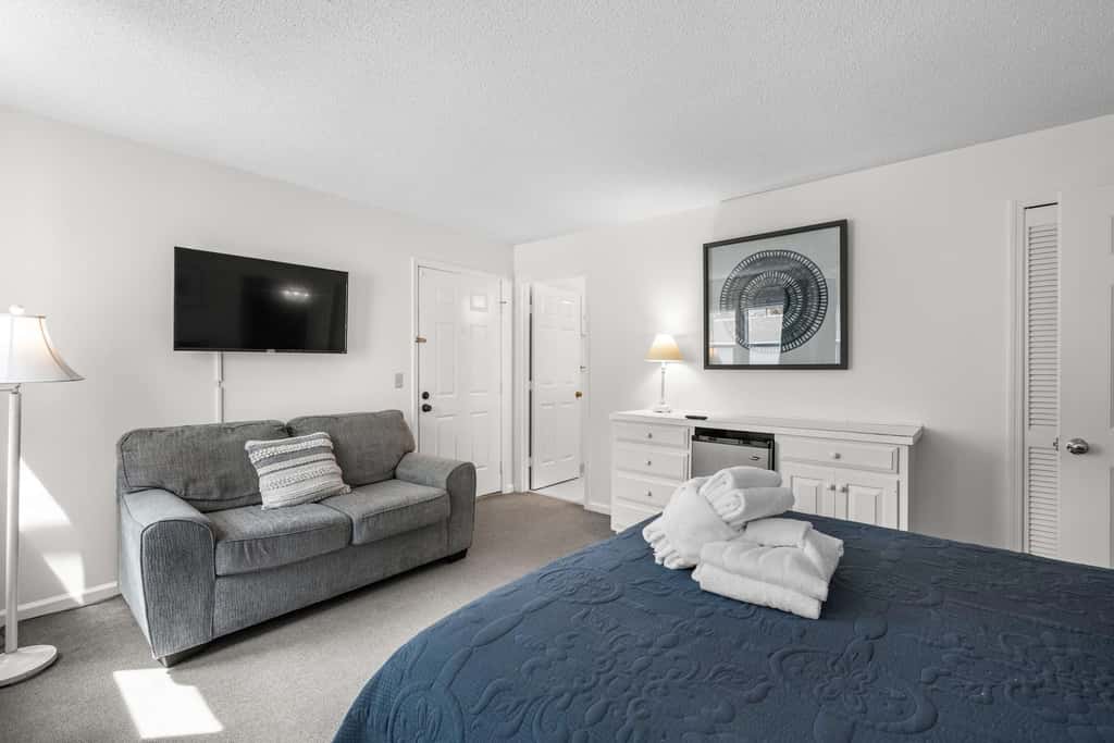 Lovely condo close to beach  pool access, elegant screened patio & washer dryer