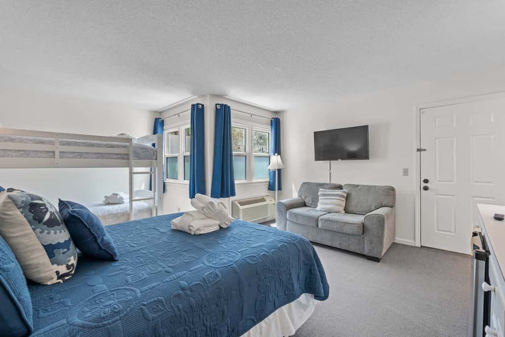 Lovely condo close to beach  pool access, elegant screened patio & washer dryer