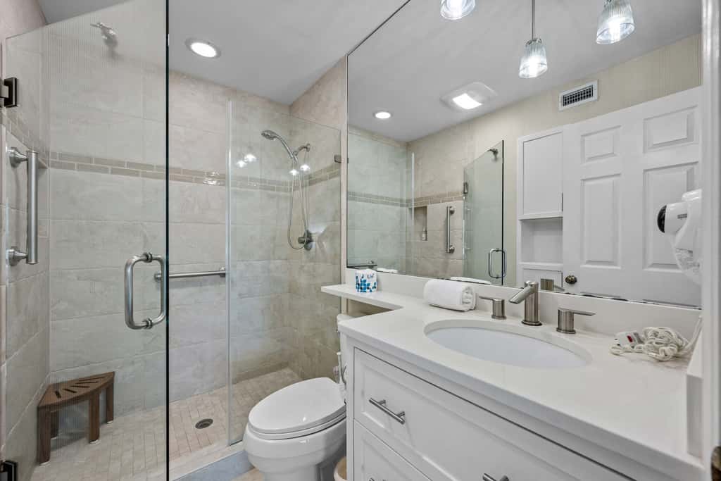 Lovely condo close to beach  pool access, elegant screened patio & washer dryer