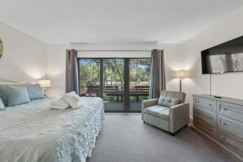 Lovely condo close to beach  pool access, elegant screened patio & washer dryer