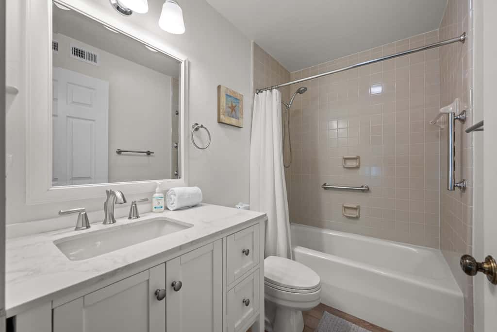 Lovely condo close to beach  pool access, elegant screened patio & washer dryer