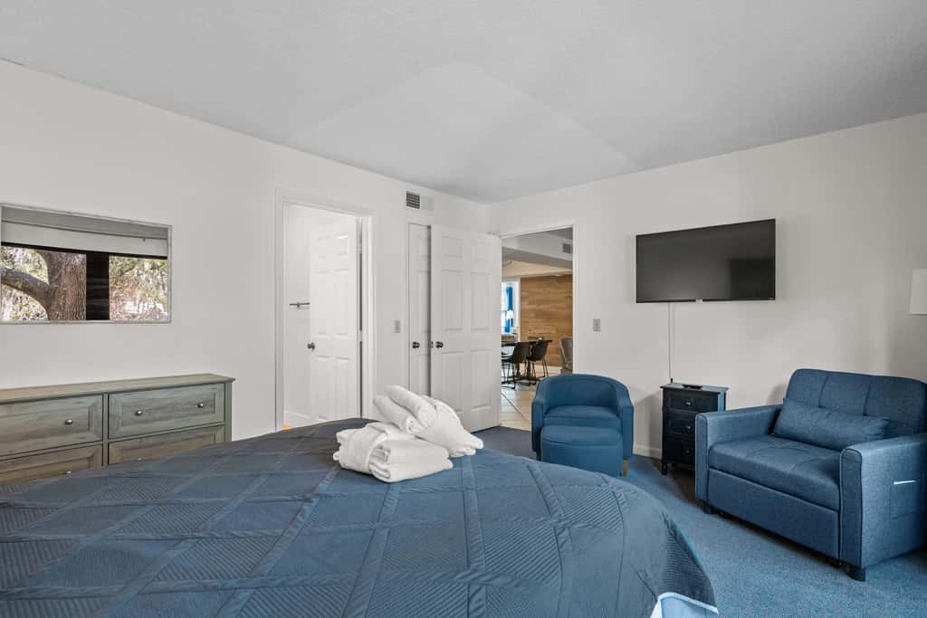Lovely condo close to beach  pool access, elegant screened patio & washer dryer