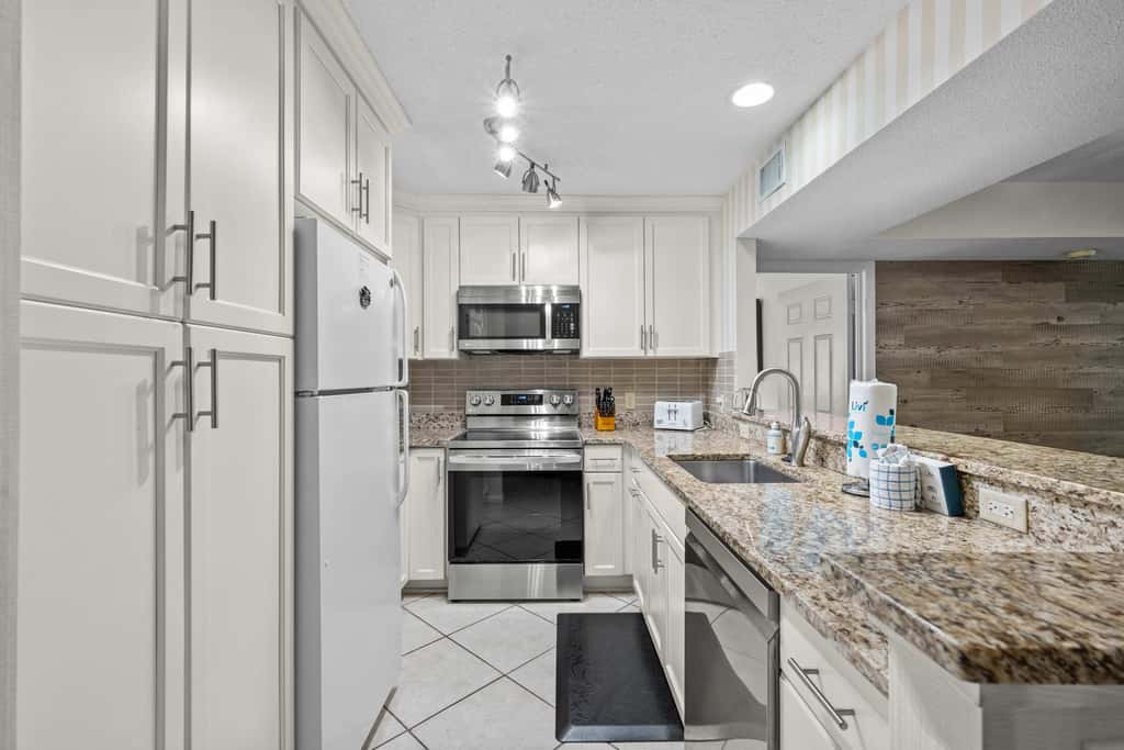 Lovely condo close to beach  pool access, elegant screened patio & washer dryer
