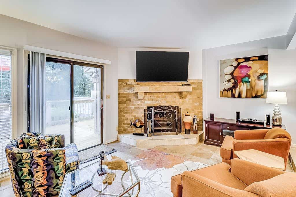 Dog Friendly Villa with Walkable Beach Access, AC, Deck, WiFi & Shared Pool