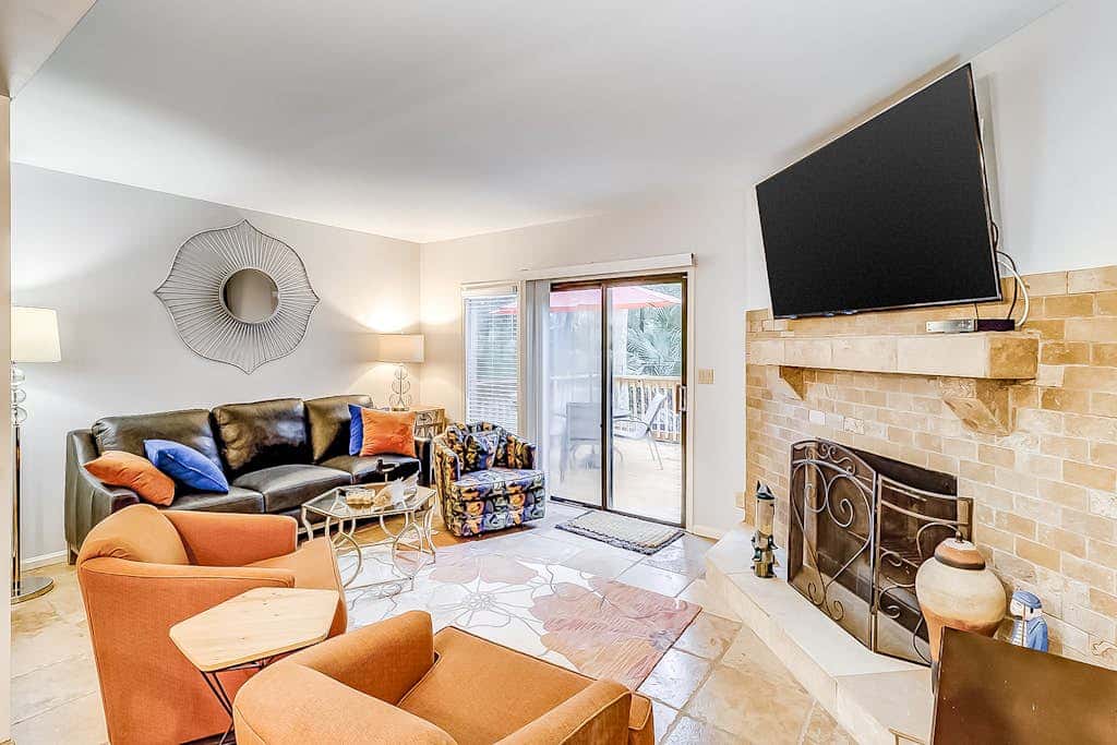 Dog Friendly Villa with Walkable Beach Access, AC, Deck, WiFi & Shared Pool