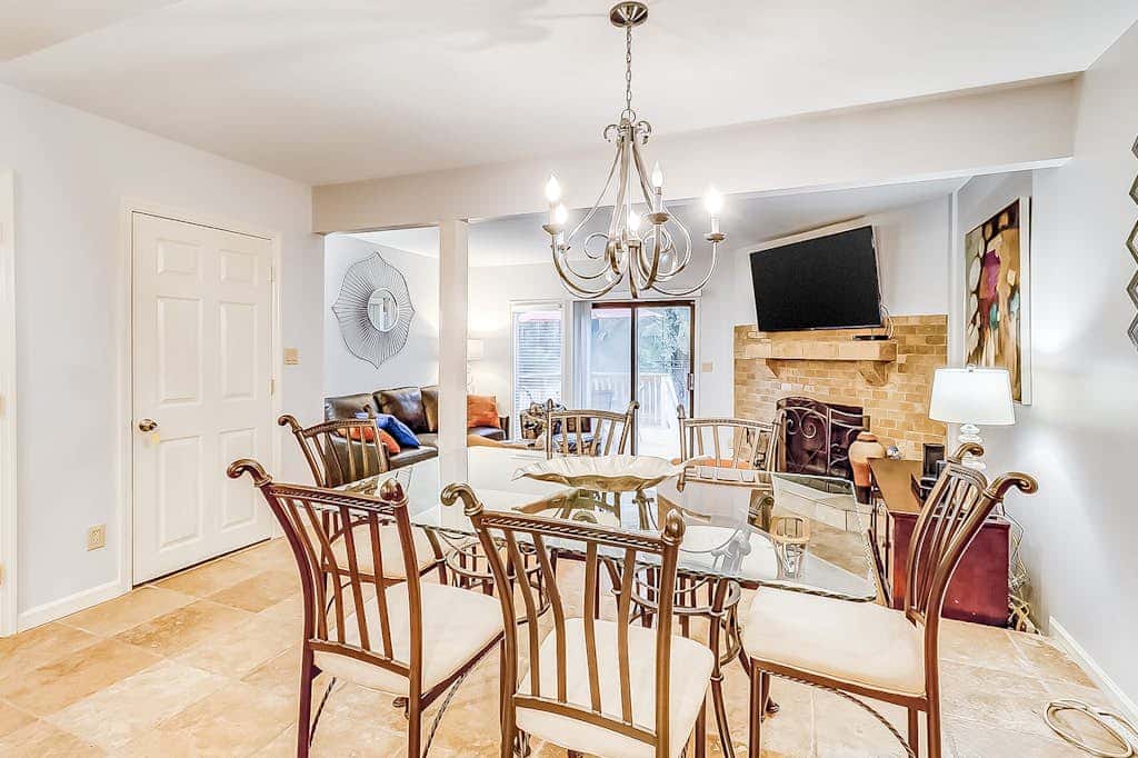 Dog Friendly Villa with Walkable Beach Access, AC, Deck, WiFi & Shared Pool