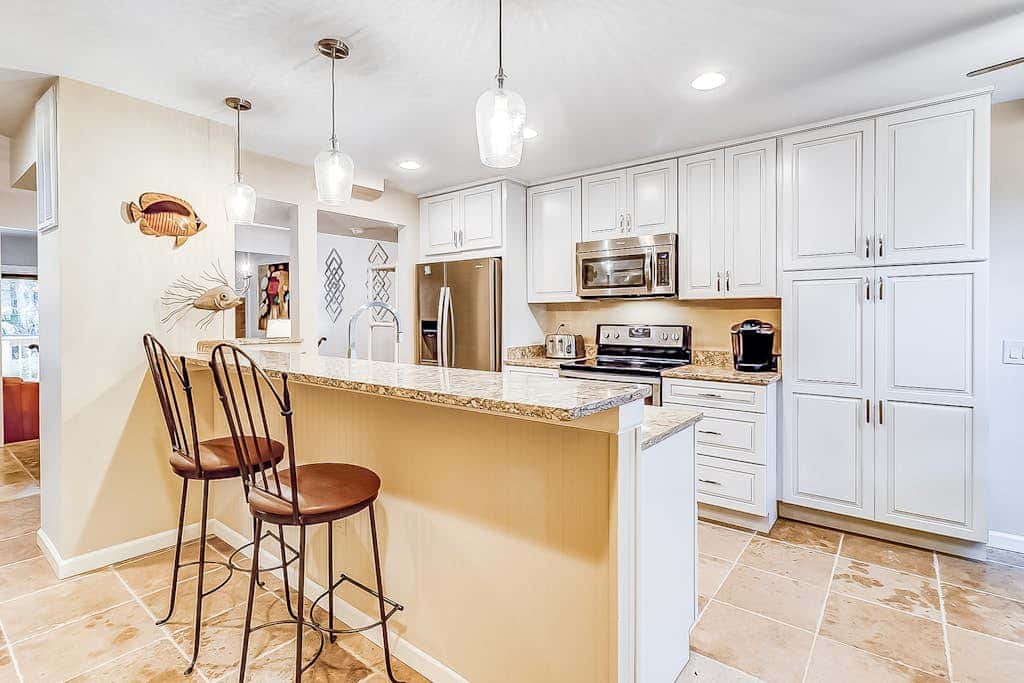 Dog Friendly Villa with Walkable Beach Access, AC, Deck, WiFi & Shared Pool