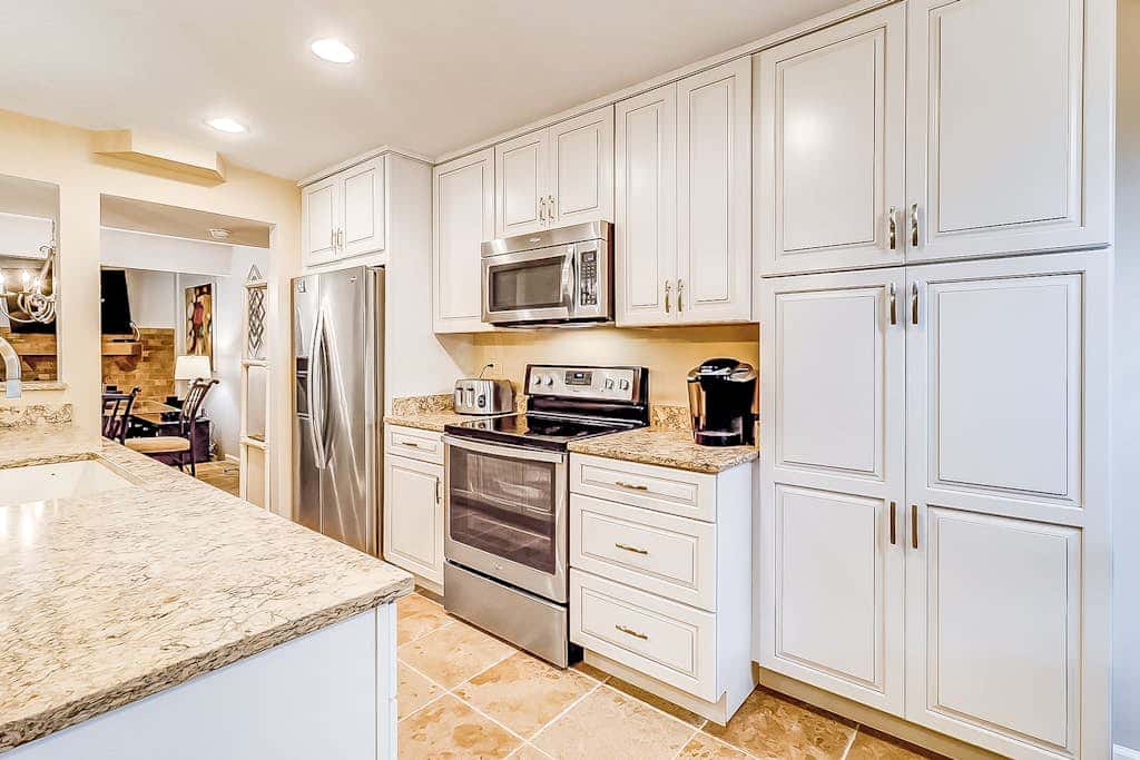 Dog Friendly Villa with Walkable Beach Access, AC, Deck, WiFi & Shared Pool