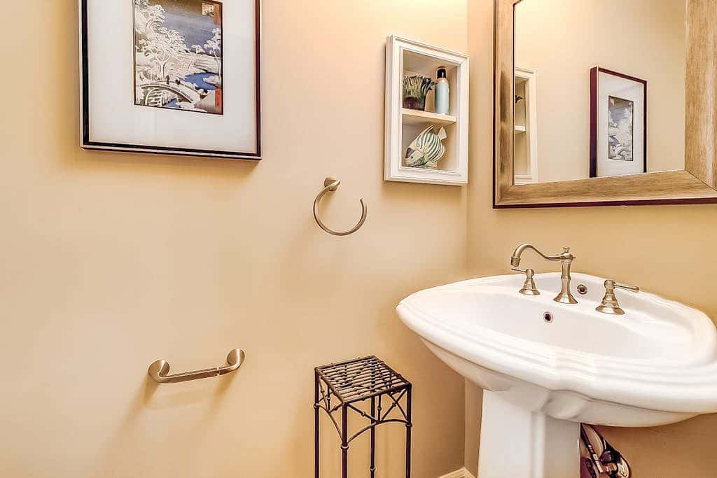 Dog Friendly Villa with Walkable Beach Access, AC, Deck, WiFi & Shared Pool