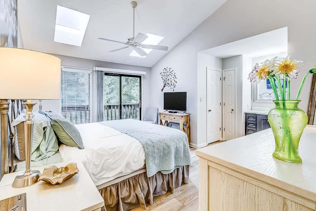 Dog Friendly Villa with Walkable Beach Access, AC, Deck, WiFi & Shared Pool