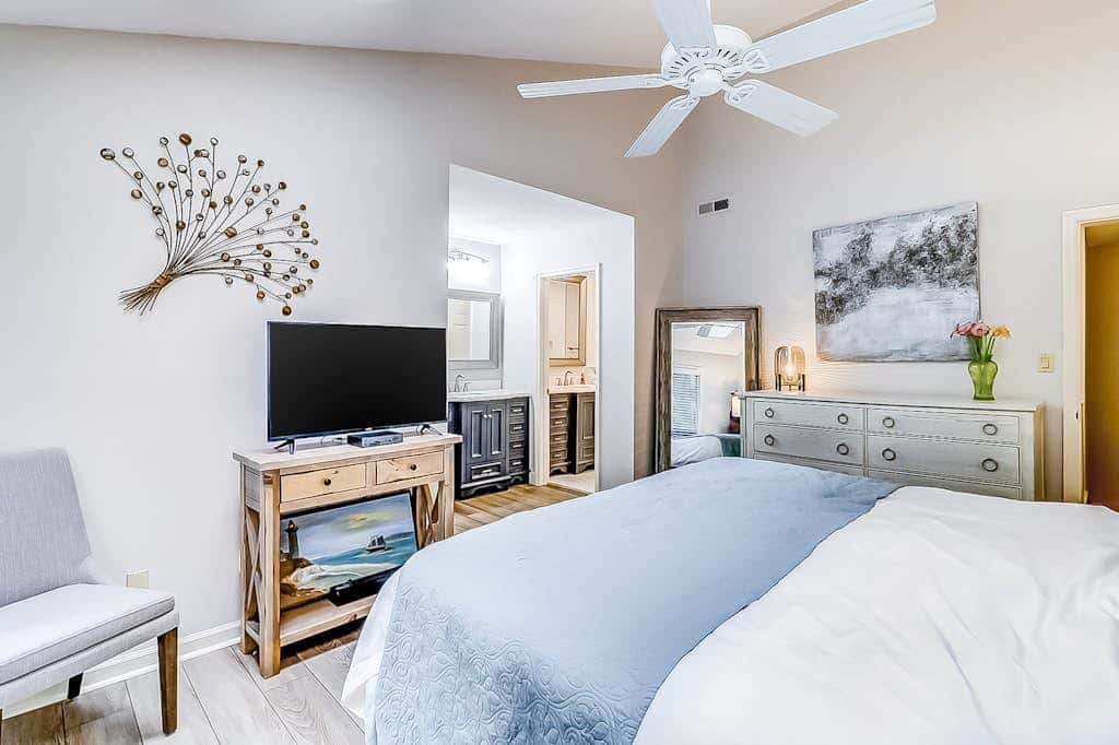 Dog Friendly Villa with Walkable Beach Access, AC, Deck, WiFi & Shared Pool