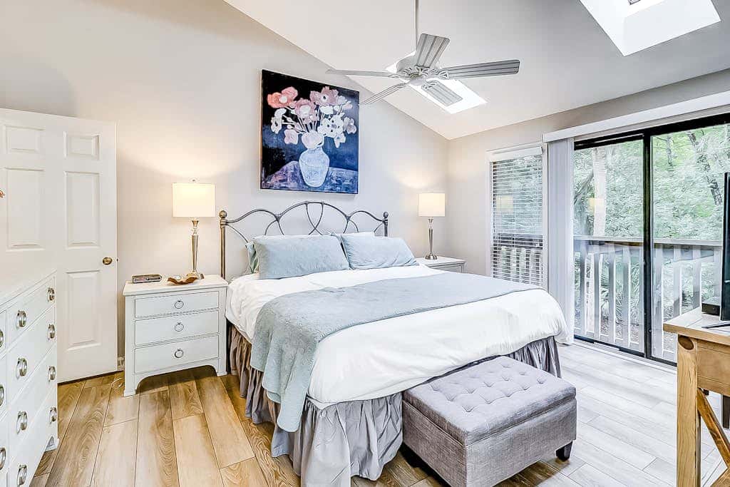 Dog Friendly Villa with Walkable Beach Access, AC, Deck, WiFi & Shared Pool