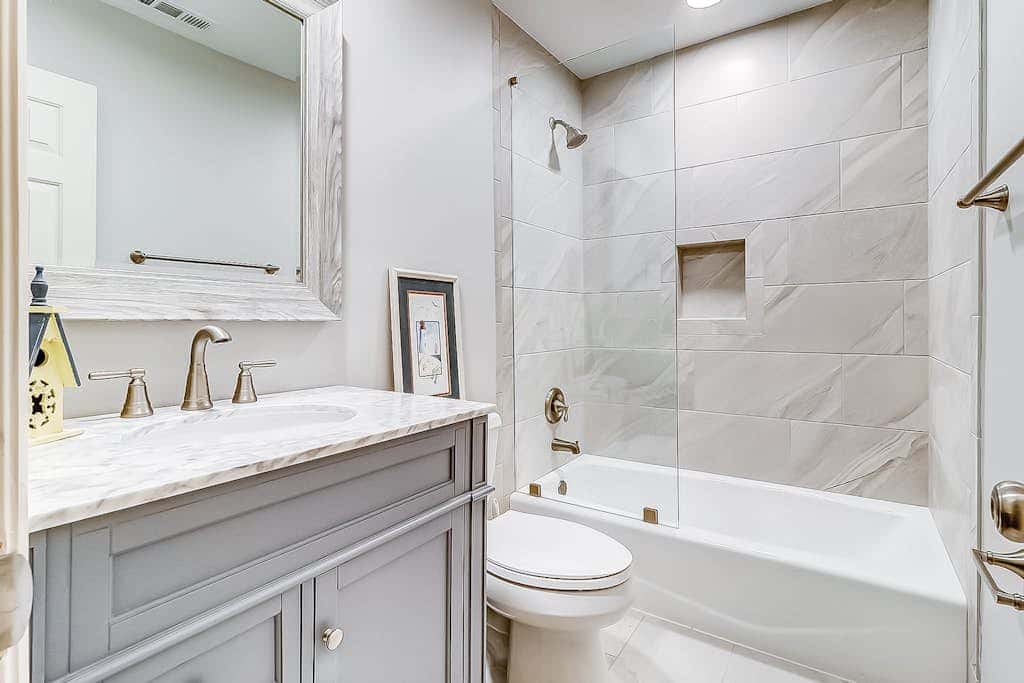 Dog Friendly Villa with Walkable Beach Access, AC, Deck, WiFi & Shared Pool