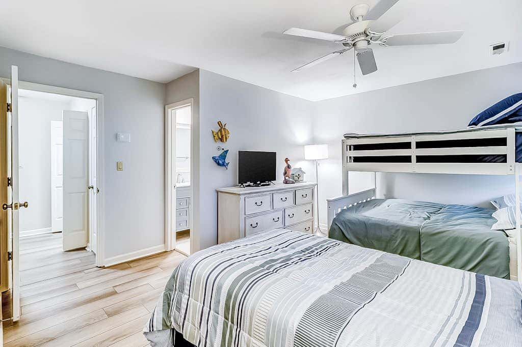 Dog Friendly Villa with Walkable Beach Access, AC, Deck, WiFi & Shared Pool