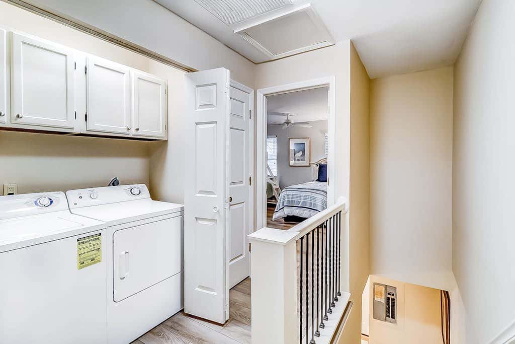 Dog Friendly Villa with Walkable Beach Access, AC, Deck, WiFi & Shared Pool