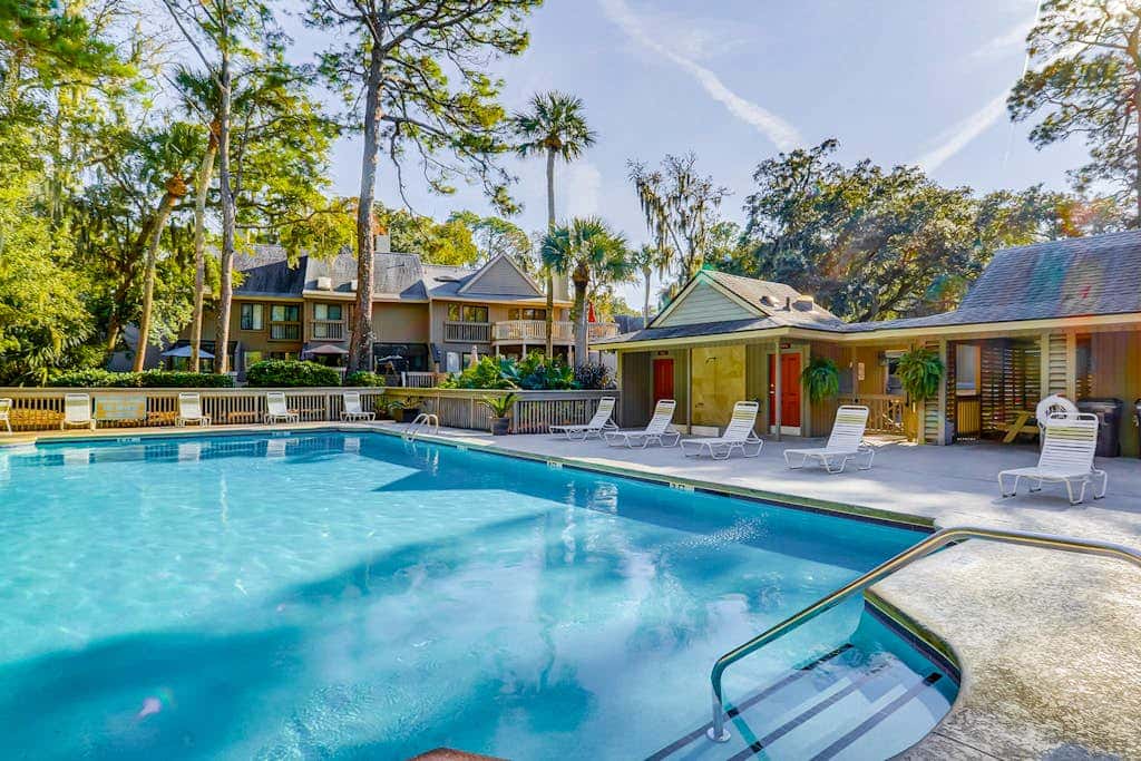 Dog Friendly Villa with Walkable Beach Access, AC, Deck, WiFi & Shared Pool