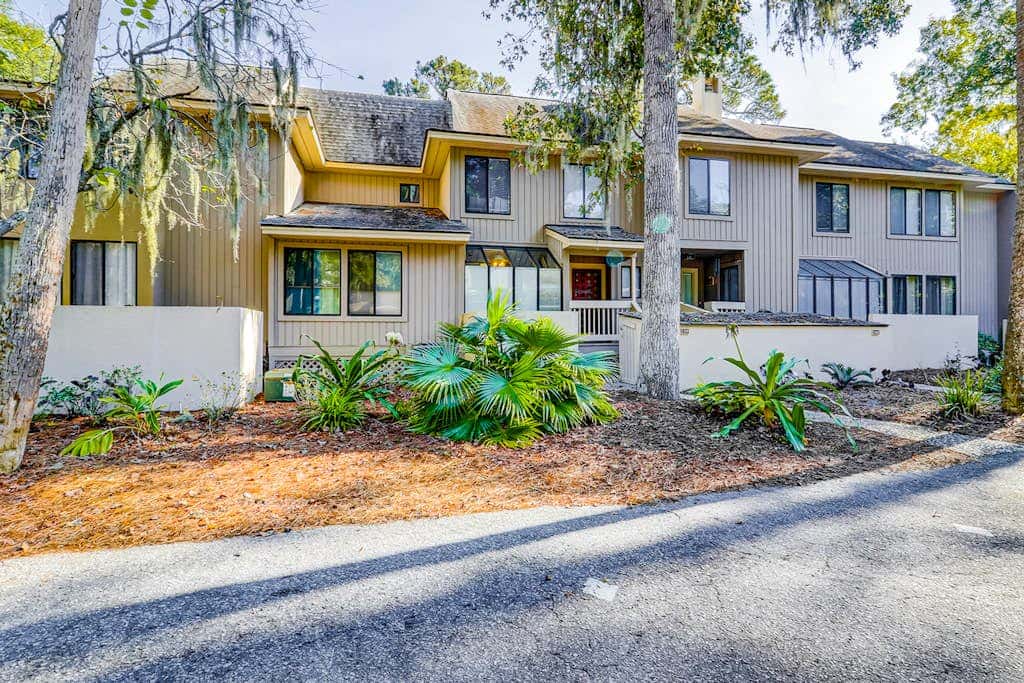 Dog Friendly Villa with Walkable Beach Access, AC, Deck, WiFi & Shared Pool