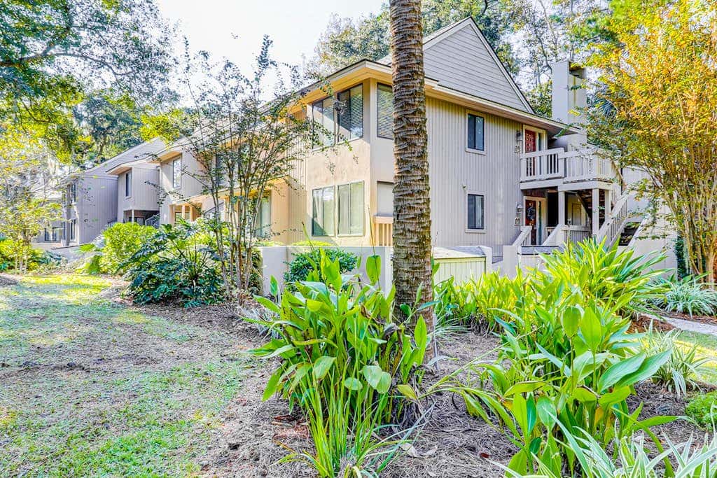 Dog Friendly Villa with Walkable Beach Access, AC, Deck, WiFi & Shared Pool