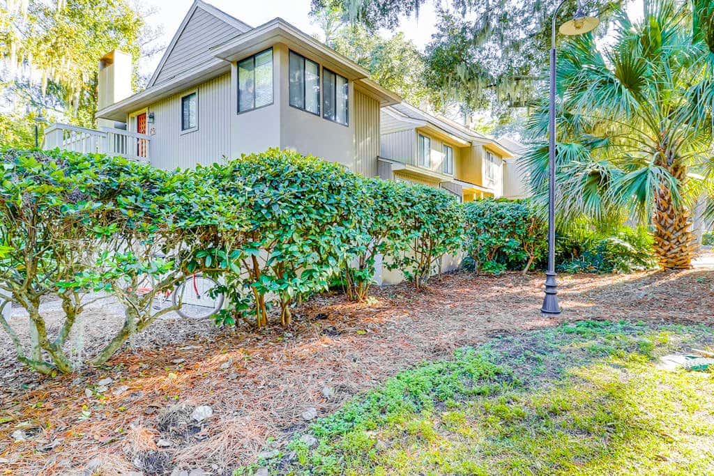 Dog Friendly Villa with Walkable Beach Access, AC, Deck, WiFi & Shared Pool