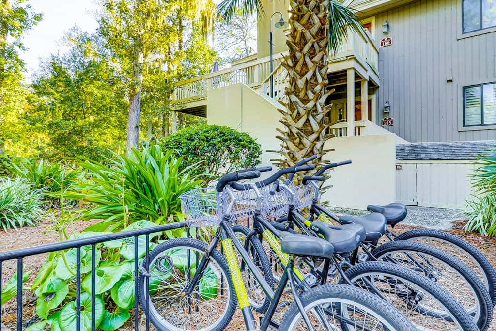 Dog Friendly Villa with Walkable Beach Access, AC, Deck, WiFi & Shared Pool