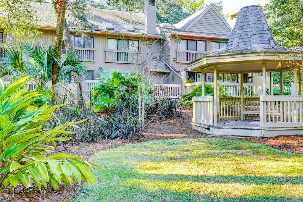 Dog Friendly Villa with Walkable Beach Access, AC, Deck, WiFi & Shared Pool