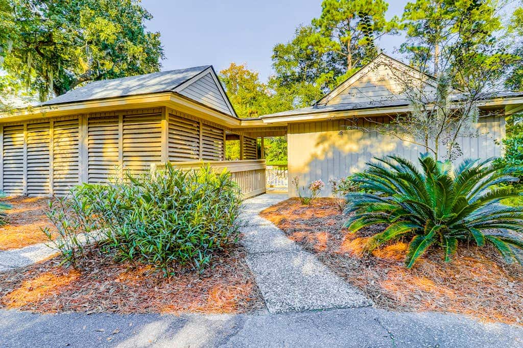 Dog Friendly Villa with Walkable Beach Access, AC, Deck, WiFi & Shared Pool