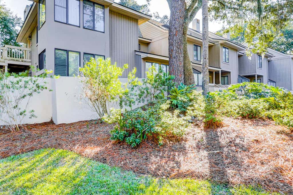 Dog Friendly Villa with Walkable Beach Access, AC, Deck, WiFi & Shared Pool