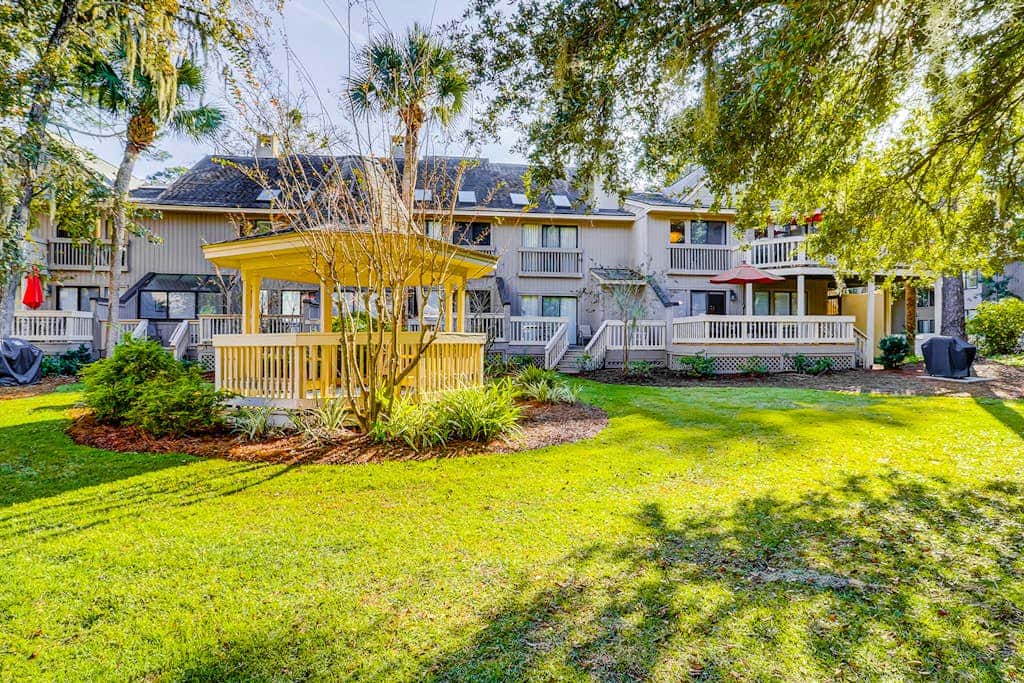 Dog Friendly Villa with Walkable Beach Access, AC, Deck, WiFi & Shared Pool