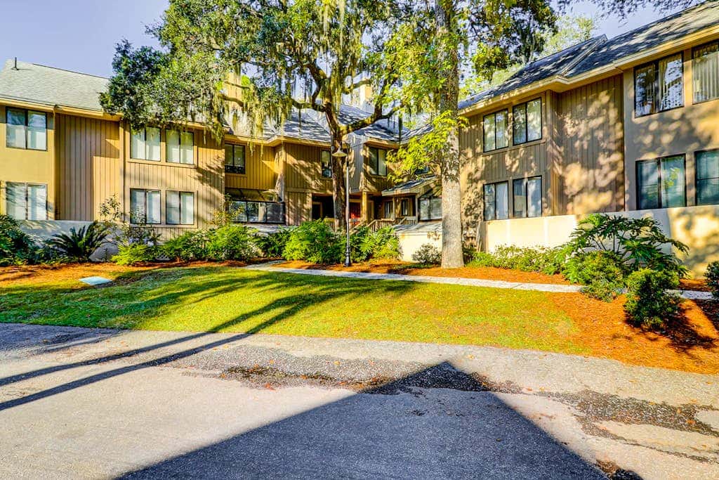 Dog Friendly Villa with Walkable Beach Access, AC, Deck, WiFi & Shared Pool