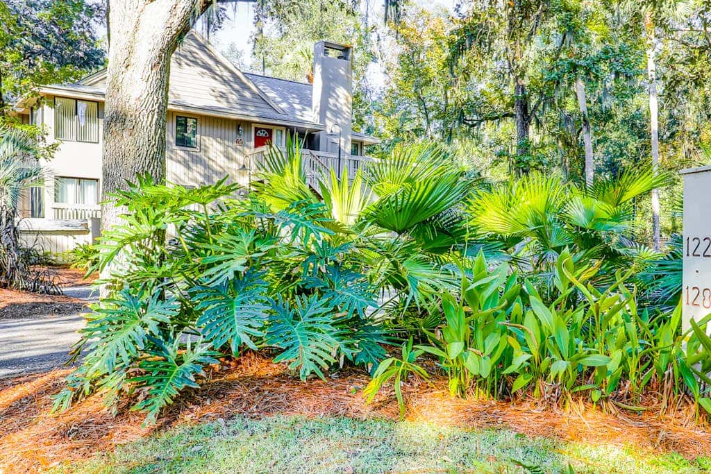 Dog Friendly Villa with Walkable Beach Access, AC, Deck, WiFi & Shared Pool