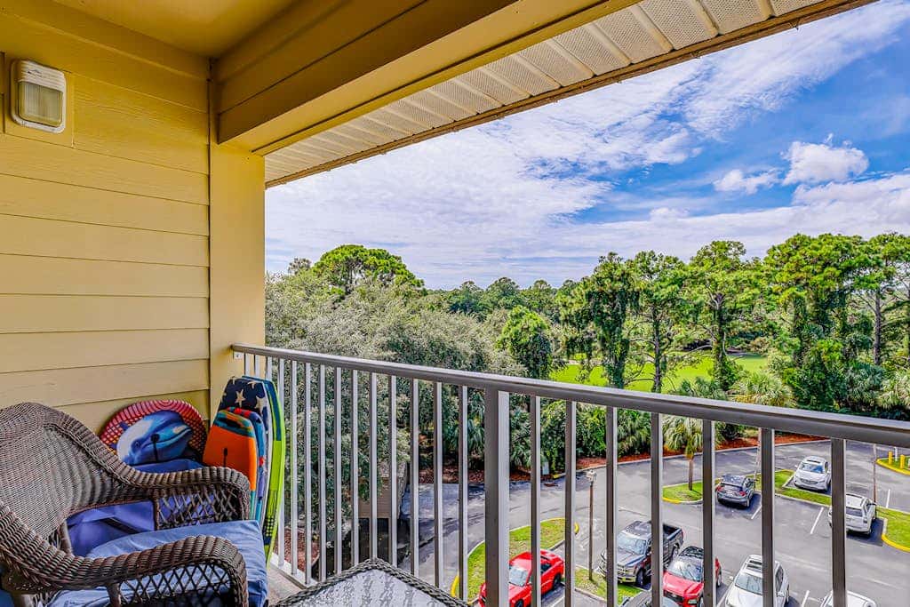 2-bedroom beachside condo with balcony, pools, & WiFi - near golf & beach