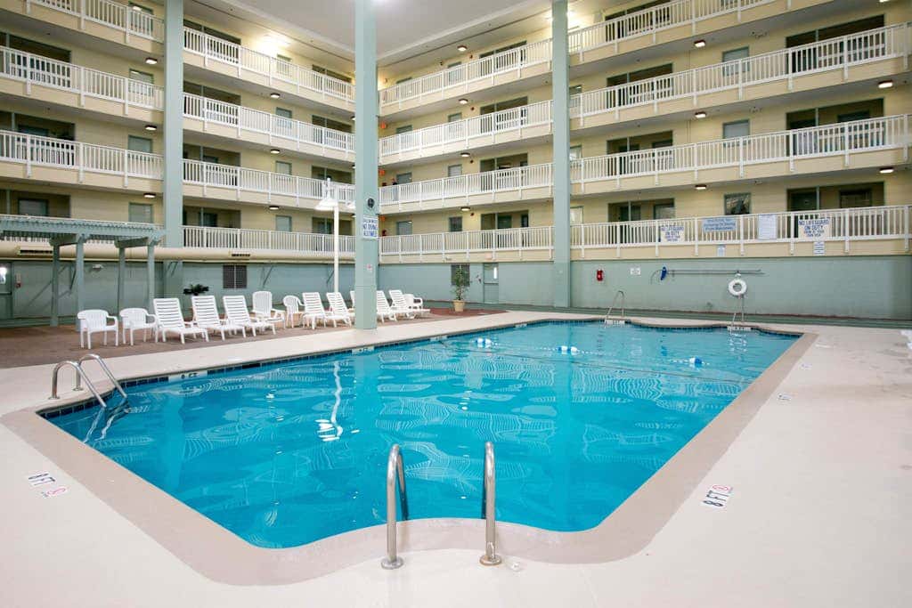 2-bedroom beachside condo with balcony, pools, & WiFi - near golf & beach