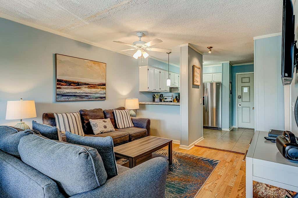 2-bedroom beachside condo with balcony, pools, & WiFi - near golf & beach
