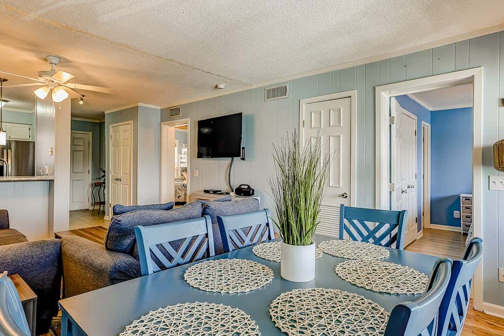 2-bedroom beachside condo with balcony, pools, & WiFi - near golf & beach